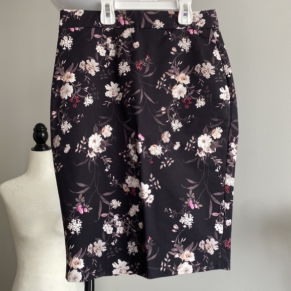 Women's Skirts Beautiful and very good condition - Picture 10 of 16